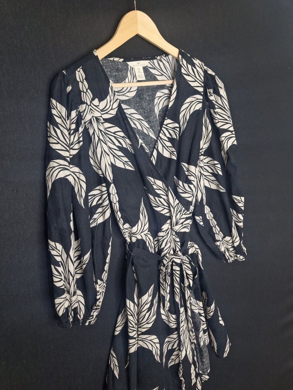 💙 H&M Linen Cotton Wrap Dress Size M Black Cream Tropical Leaf Print Long Sleev - Picture 6 of 8